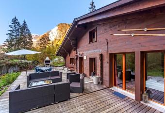 Charming Little Chalet for 6 People & Free Ski Lockers allows 18 year olds to book a room