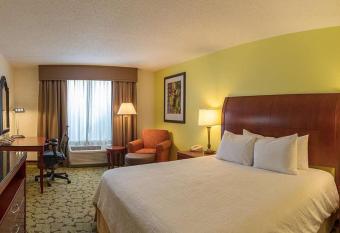 Hilton Garden Inn Columbia/Harbison has rooms with a private hot tub