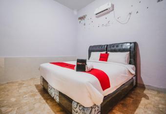 RedDoorz near Millennium ICT Center Medan allows 18 year olds to book a room