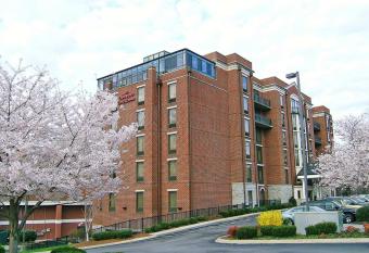 Hampton Inn & Suites Nashville-Green Hills allows 18 year olds to book a room