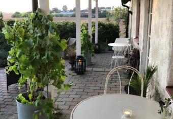 Glimminge Bed & Breakfast has rooms with a private hot tub