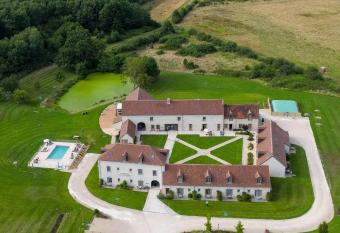 Le Prieur   de Boulogne has Balcony rooms
