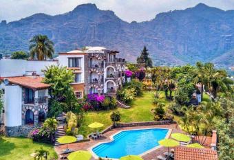 Posada del Tepozteco - Hotel & Gallery has Balcony rooms