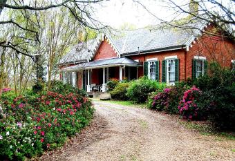 Glenfield Plantation Historic Antebellum Bed and Breakfast has Balcony rooms