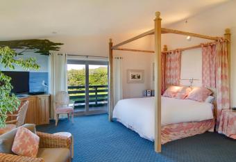 Cypress Inn On Miramar Beach has rooms with a private hot tub