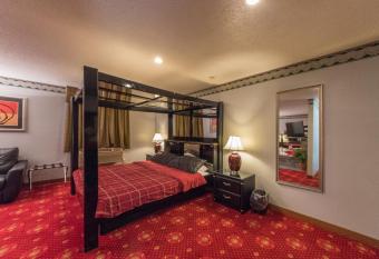 Patuxent Inn has rooms with a private hot tub