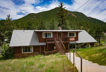 Estes Park Adventure Hostel has Balcony rooms