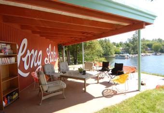 Motel Long Lake and Cottages has Balcony rooms