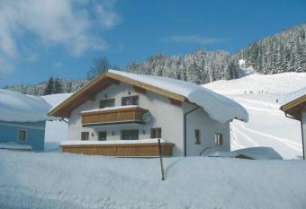 Haus Lowe has Balcony rooms