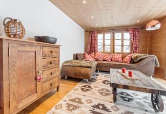 Chic Alpine Apartment for 5 - Perfect for skiers allows 18 year olds to book a room