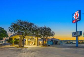 Econo Lodge has Smoking rooms