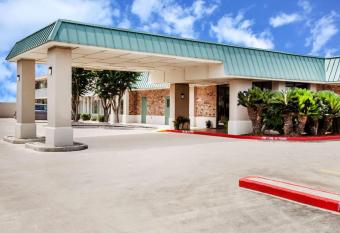 Days Inn by Wyndham Seguin TX allows 18 year olds to book a room