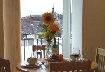 Modern, 1 Bedroom Apartment, Uplands, Swansea allows 18 year olds to book a room