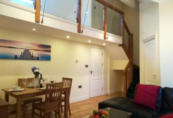 Modern, 2 Bedroom Apartment with Sofa Bed, Uplands, Swansea allows 18 year olds to book a room