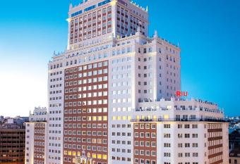 Riu Plaza Espa  a allows 18 year olds to book a room