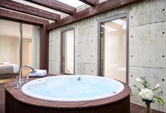 Lotte Resort Jeju Artvillas has rooms with a private hot tub