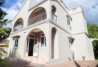 3 bedrooms house at Flic en Flac 500 m away from the beach with enclosed garden and wifi has Balcony rooms