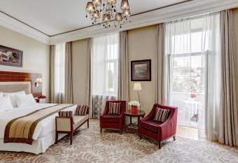 Grand Hotel Kempinski Vilnius has rooms with a private hot tub