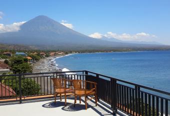 Amed Beach Villa has Balcony rooms