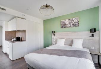 All Suites Appart H  tel Massy Palaiseau has Balcony rooms