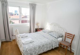 Double bedroom in ashared flat has rooms with a private hot tub