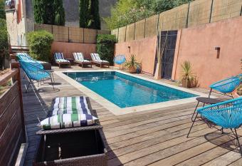 H  tel Restaurant Notre Dame allows 18 year olds to book a room