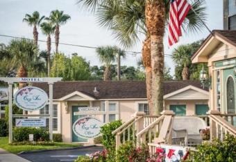 The Cozy Inn has Balcony rooms