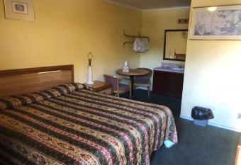 Sahara Inn - Los Angeles has rooms with a private hot tub