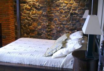 Casona Los Gamonales has rooms with a private hot tub