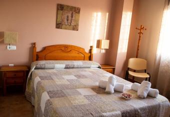 Pensi  n El Cordob  s has Balcony rooms