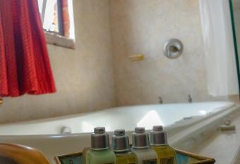 Las Calandrias has rooms with a private hot tub