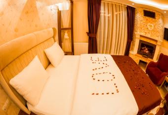 Elif Inan Hotel has rooms with a private hot tub