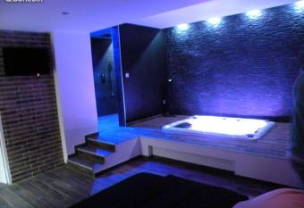chambre romantique avec spa privatif allows 18 year olds to book a room