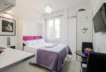    ovely &    legant Studio next to Duomo/Missori has rooms with a private hot tub