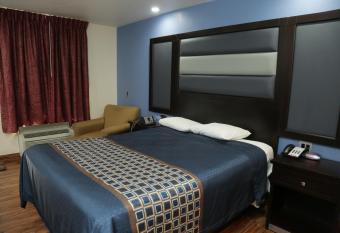 Theroff's Motel has rooms with a private hot tub