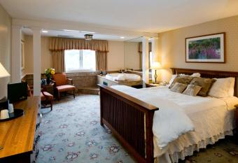 Meadowmere Resort has rooms with a private hot tub