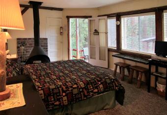 Silver Pines Lodge has Balcony rooms