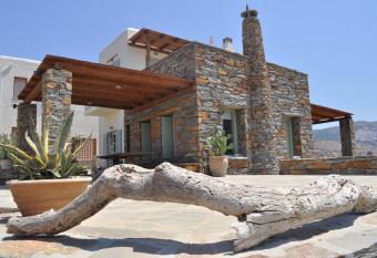 The Hill Top House in Kea has Balcony rooms