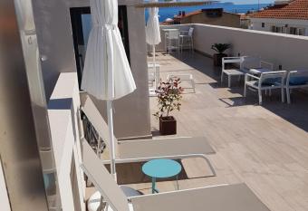 HOTEL TORRENT allows 18 year olds to book a room