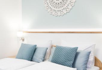 Pension Auszeit Velden allows 18 year olds to book a room