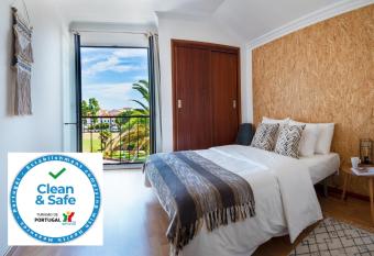 Azuleixo allows 18 year olds to book a room