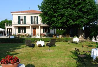 VILLA LE ROSE allows 18 year olds to book a room