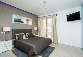 Mafloras Luxury&Beach Apartment has Balcony rooms