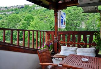 Family Hotel Varosha 2003 has Balcony rooms