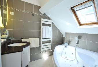 Chambres d H  tes La petite Salamandre allows 18 year olds to book a room