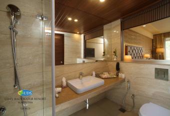 Uday Backwater Resort has Balcony rooms