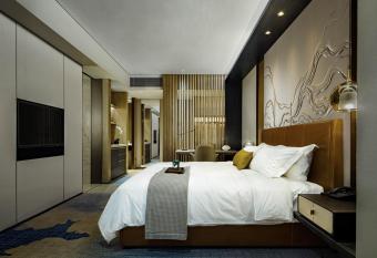 InterContinental Zhuhai, an IHG Hotel allows 18 year olds to book a room