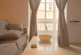 CDZ - Poniente,   ntimo apartamento en el coraz  n de C  diz allows 18 year olds to book a room