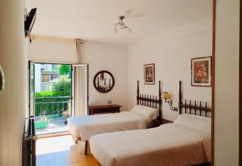 Hostal Pirineos Meliz has Balcony rooms