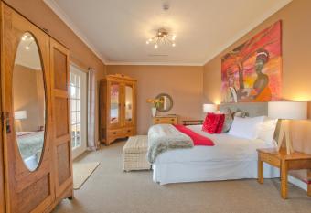 Villa Costa Rose - No Loadshedding has rooms with a private hot tub